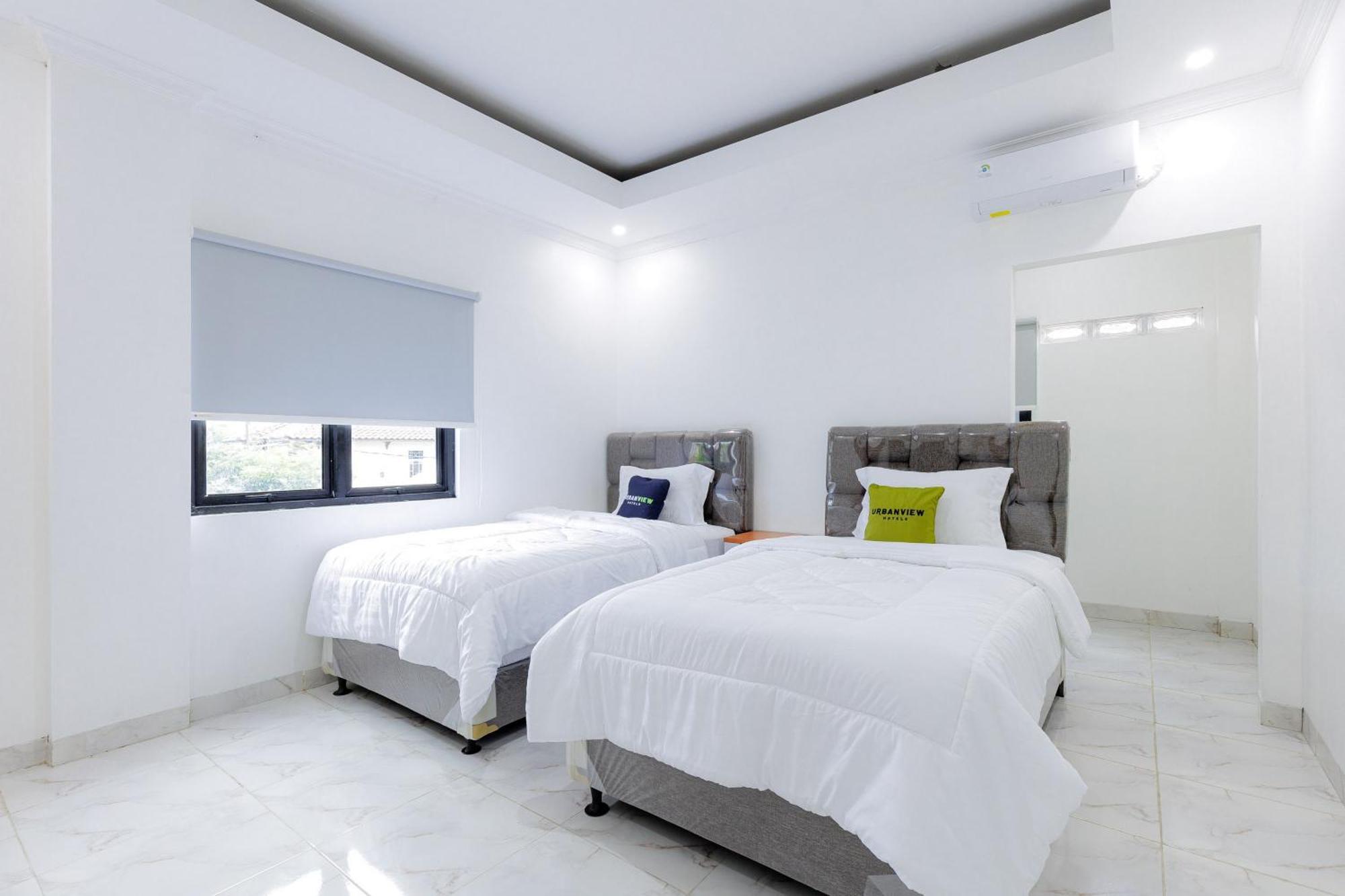 Urbanview Hotel Amira Syariah Bogor Pamoyanan ภายนอก รูปภาพ
